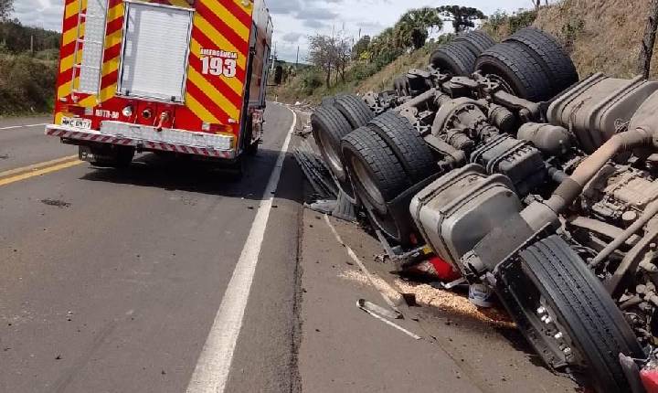 Motorista de carreta morre em capotamento na BR-282
