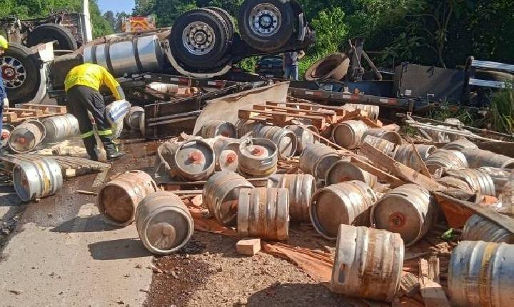 Motorista é socorrido em estado grave após acidente na BR-163