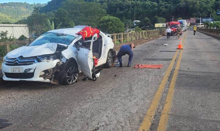 Motorista fica ferida após carro atingir traseira de caminhão sobre ponte do Goio-Ên