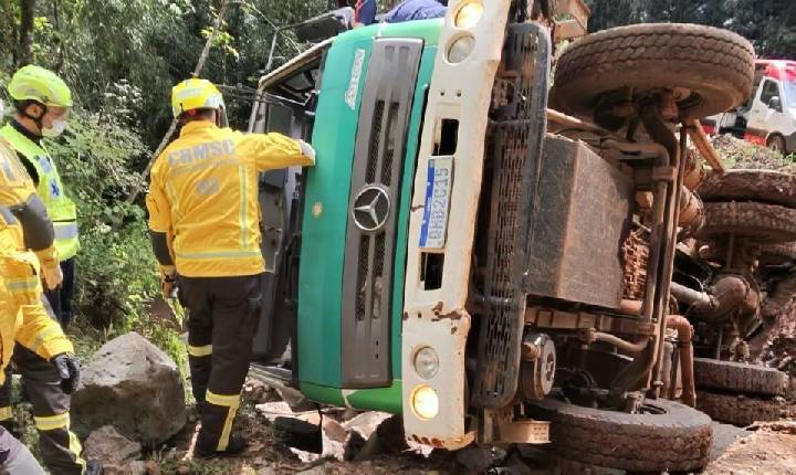 Motorista fica gravemente ferido após caminhão tombar em ponte no interior de Xanxerê