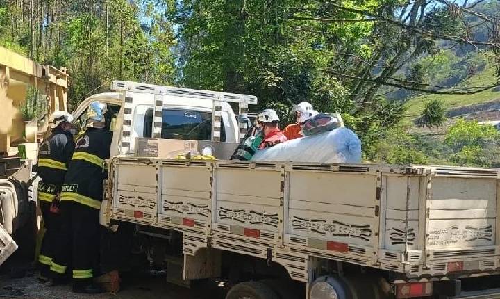 Motorista fica preso às ferragens após colisão entre utilitário e caçamba em Concórdia