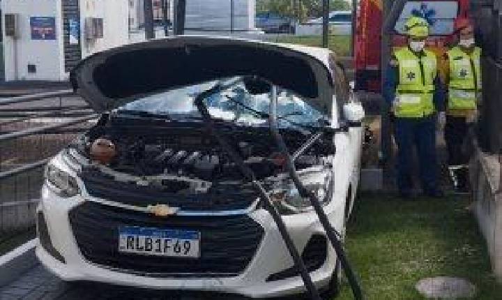 Motorista fica preso em portão após acidente dentro de condomínio em Xanxerê