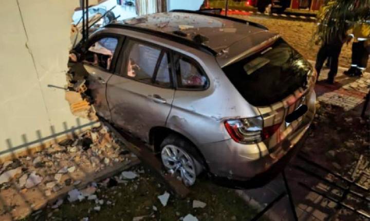 Motorista invade casa com BMW em acidente em Xanxerê