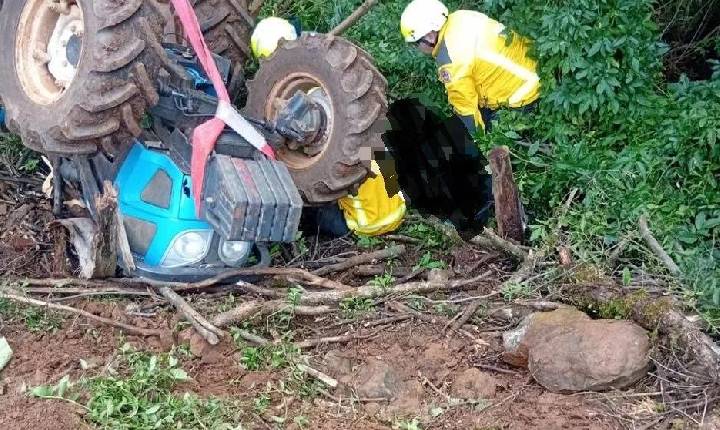 Mulher morre ao capotar trator no interior de Videira