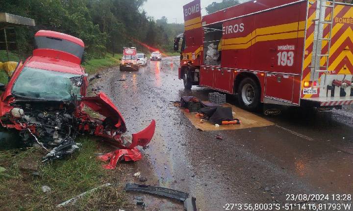 Mulher morre após violenta colisão entre carro e caminhão no Oeste de Santa Catarina