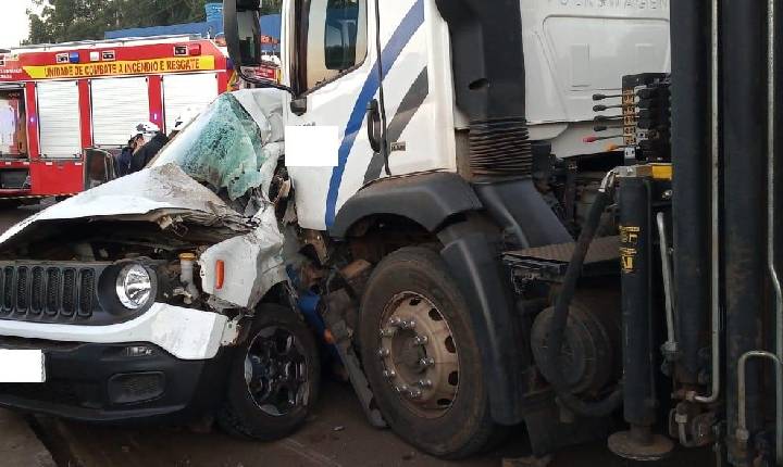 Mulher morre em acidente envolvendo carro e caminhão em Pinhal, interior de Concórdia