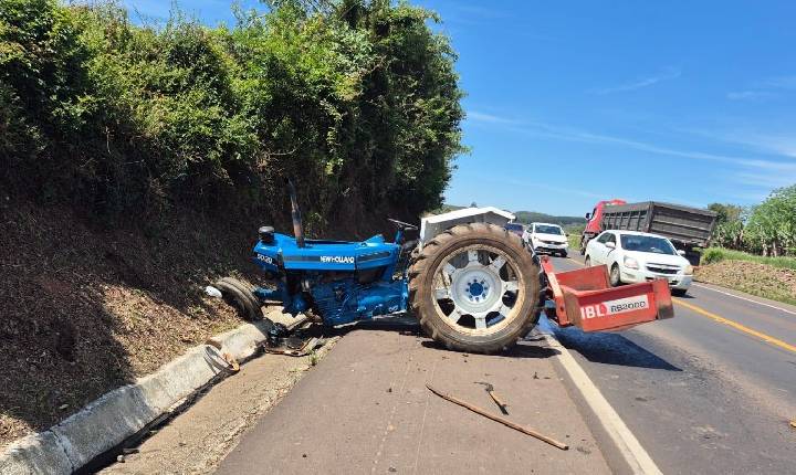 Mulher sofre ferimentos graves em acidente entre trator e caminhonete na BR-282