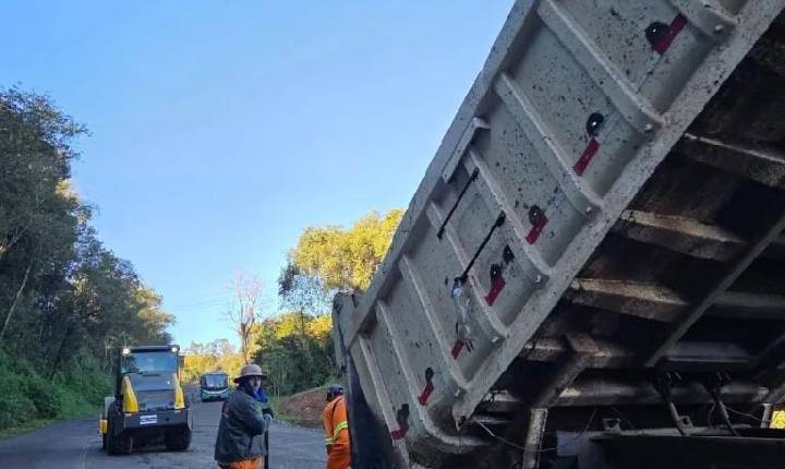 Operação de tapa-buraco é realizada na SC-283 em Arvoredo