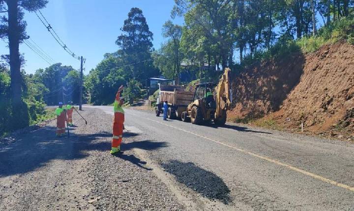 Operação tapa-buraco é realizada na SC 283, entre Seara e Arvoredo