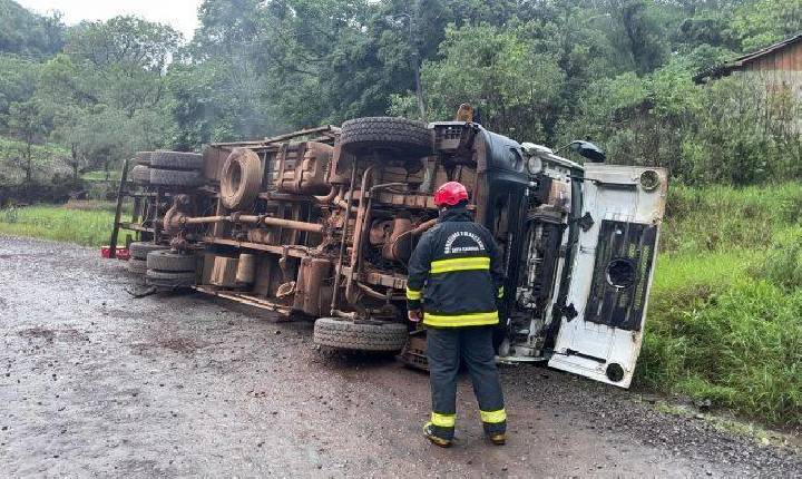 Motorista de caminhão com ferimentos de média gravidade em Ipumirim