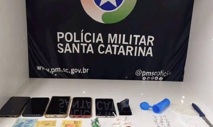 PM encaminha sete pessoas à delegacia por tráfico de drogas e corrupção de menores