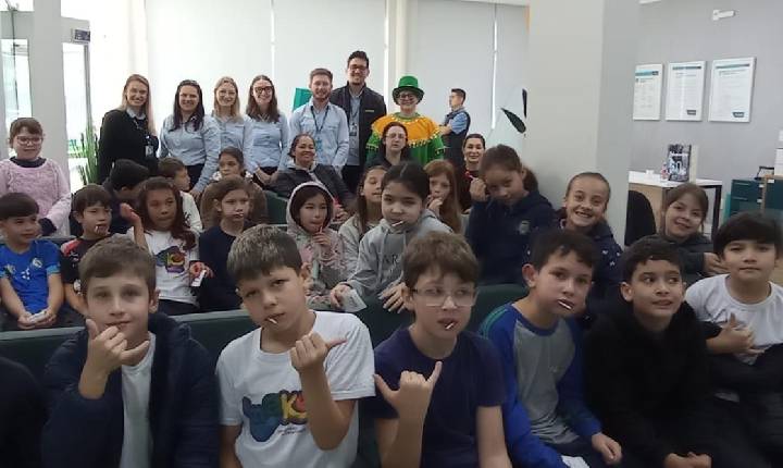 Poupançudo Falante e Sicoob Crediauc falando sobre educação financeira e comunicação aos alunos da EEF Pinhal Preto