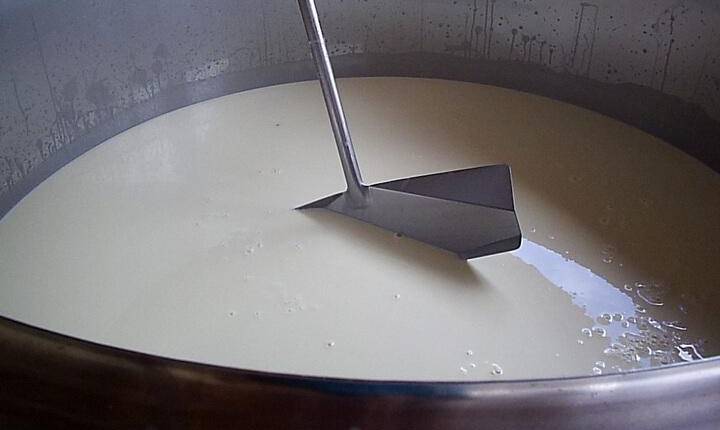 Preços do leite seguem em queda no Brasil