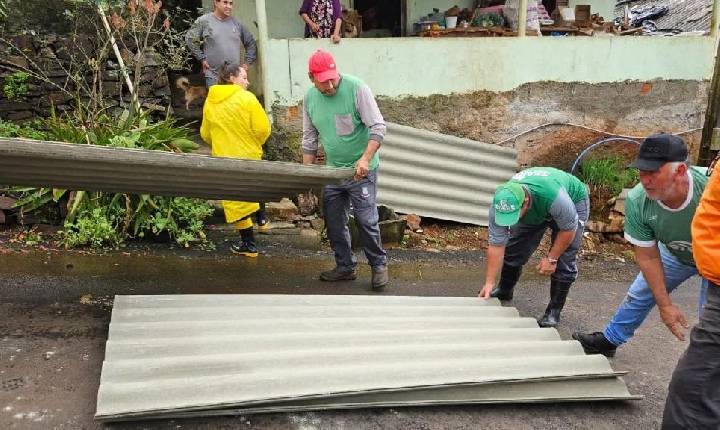 Prefeitura de Seara e Defesa Civil iniciam a entrega das telhas aos atingidos pela chuva de granizo