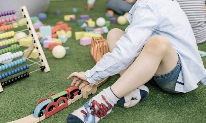 Professor de creche é preso com mais de 5 mil fotos e vídeos de pornografia infantil em SC