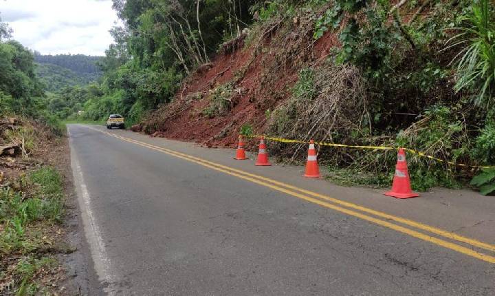 Queda de barreira deixa SC-155 entre Xavantina e Xanxerê em meia pista