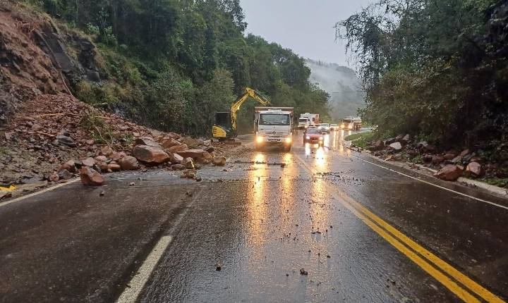Queda de barreira deixa trânsito no sistema pare e siga na BR-282