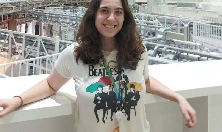 Quem é a brasileira de 20 anos que venceu o prêmio internacional de biologia quântica