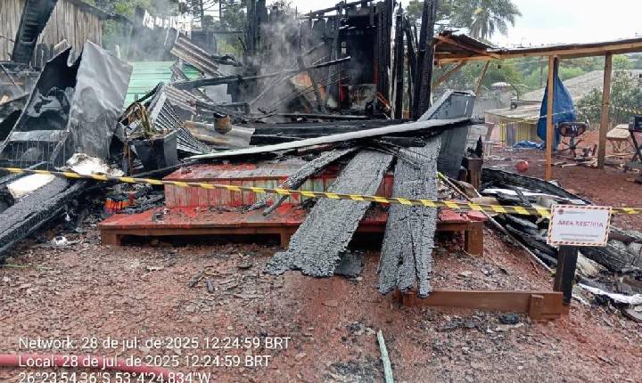 Residência é destruída por incêndio em Campo Erê
