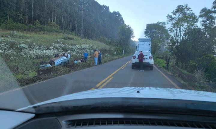 Saída de pista e capotamento de veículo na SC 155, em Xavantina
