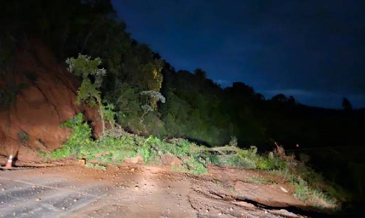 SC-155, entre Xavantina e Xanxerê, está totalmente bloqueada por queda de barreira