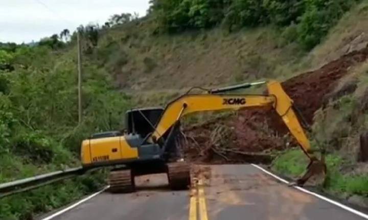 SC-483, entre Paial e Chapecó, permanece totalmente bloqueada