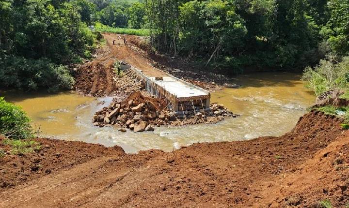Seguem os trabalhos de construção da ponte calha em linha Dom Pedro