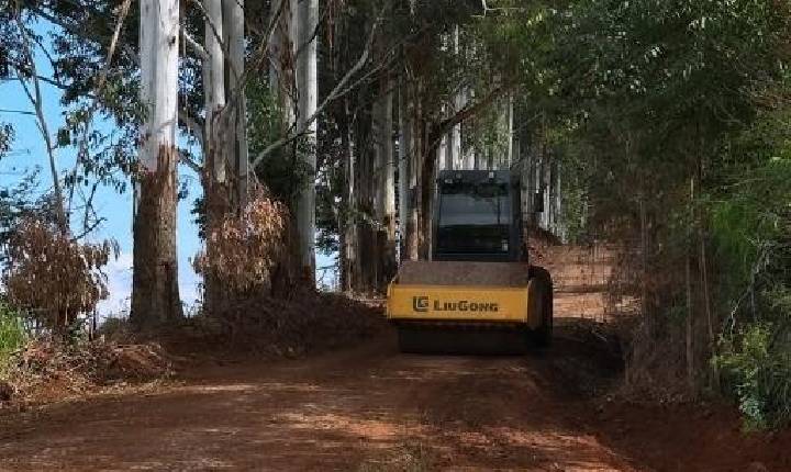Setor de Obras de Xavantina atua no melhoramento de estradas