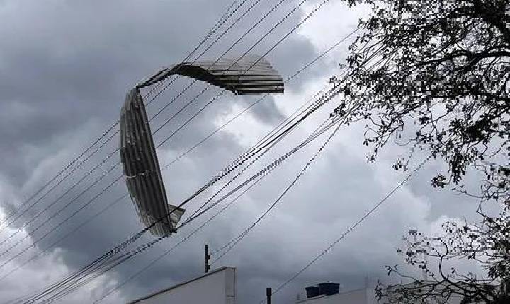 Temporal destrói galpão e interdita rua em São Miguel do Oeste