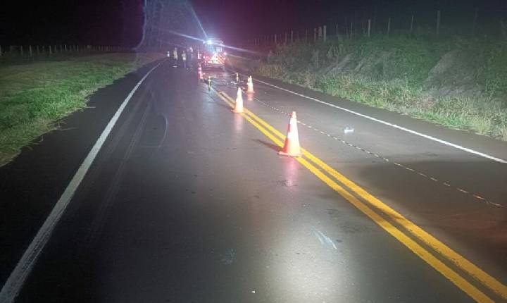 Tentativa de ultrapassagem em local proibido causa a morte de mulher em acidente entre moto e duas carretas