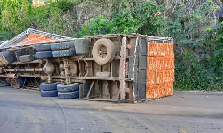 Tombamento de caminhão é registrado na SC-155, em Xavantina
