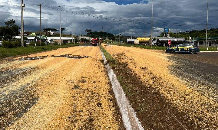 Trânsito flui em meia pista na BR-282, proximidades da Femi, em Xanxerê, após carga de milho derramar sobre a via