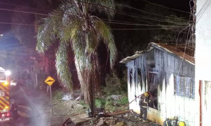 Três casas pegam fogo em menos de 10 horas em Chapecó