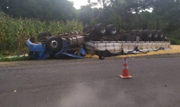 Três pessoas ficam gravemente feridas após caminhão sair da pista e capotar no Oeste de SC