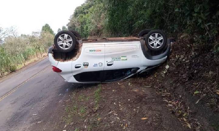 Veículo da prefeitura de Itá capota no interior do município