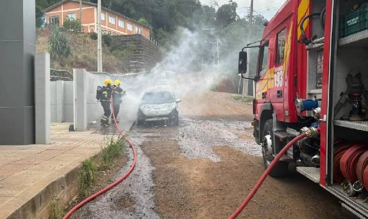 Veículo é destruído por incêndio próximo ao Fórum de Seara