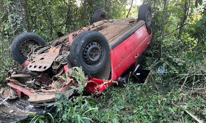 Veículo sai da pista e capota na SC-283 em Seara