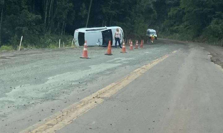 Veículo sai da pista e tomba na SC 283, em Seara