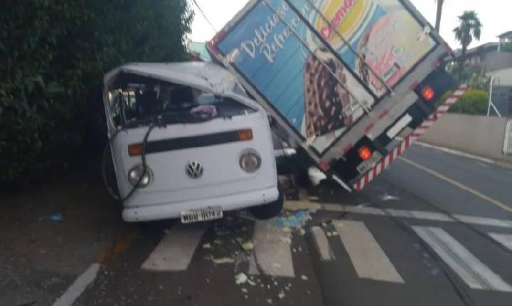 Veículo sem freios tomba parcialmente e atinge carros na rua Sete de Setembro, em Seara
