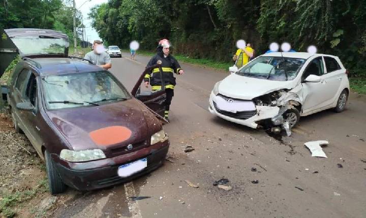 Veículos colidem na SC-154 em Arabutã