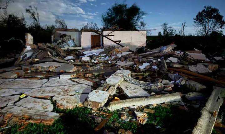 Veja imagens impressionantes do tornado que atingiu cidade do Rio Grande do Sul (vídeos)