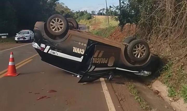 Viatura da Polícia Civil capota após colisão com caminhão no Oeste