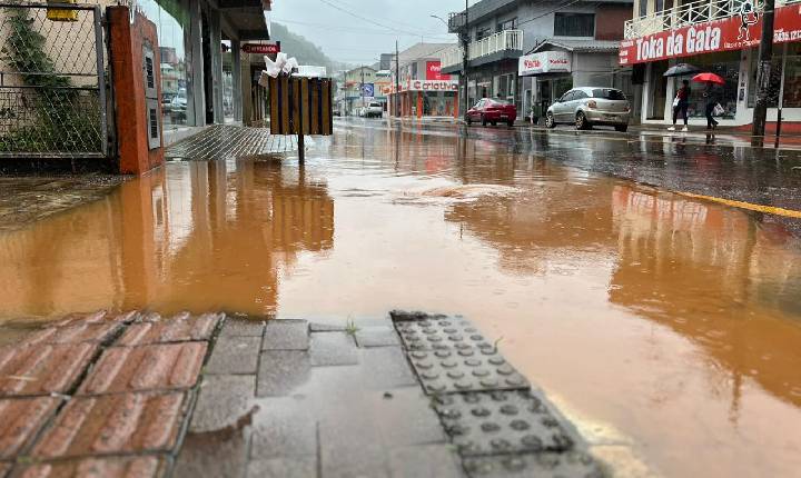 VÍDEO: Fortes chuvas causam alagamentos em Ponte Serrada