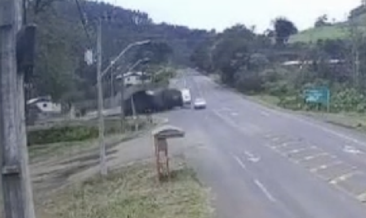 VÍDEO: Novas imagens de acidente que tirou a vida de caminhoneiro em Seara. Automóvel quase foi atingido