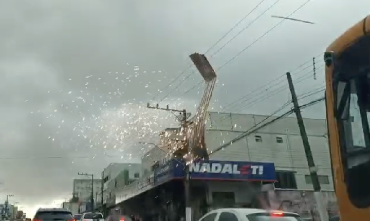 VÍDEO: Zinco atinge rede elétrica e automóvel durante temporal em Chapecó