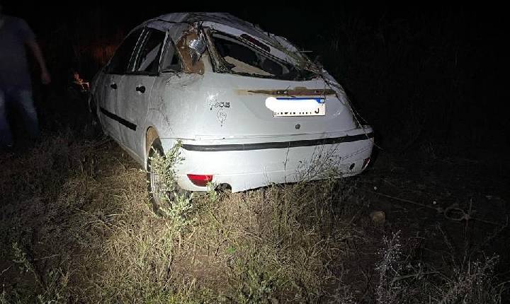 Vítimas são ejetadas de automóvel em capotamento na SC-480