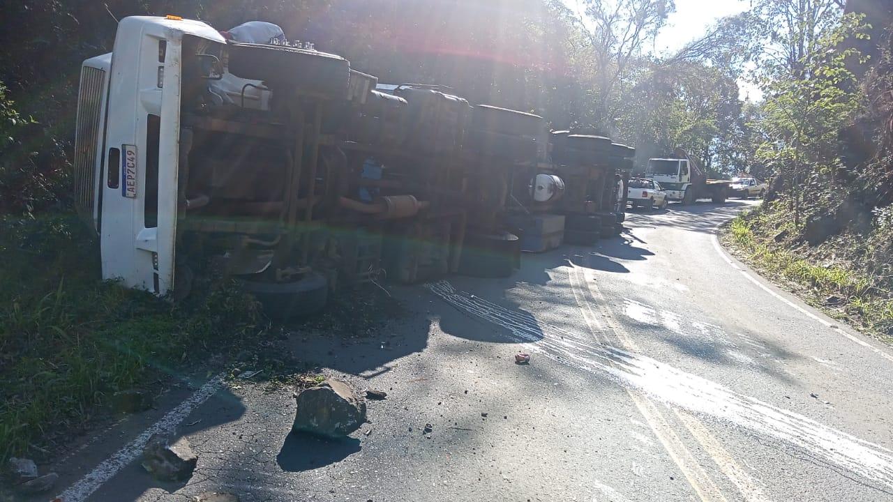 Caminhão tomba na curva perto do trevo de acesso a Xavantina