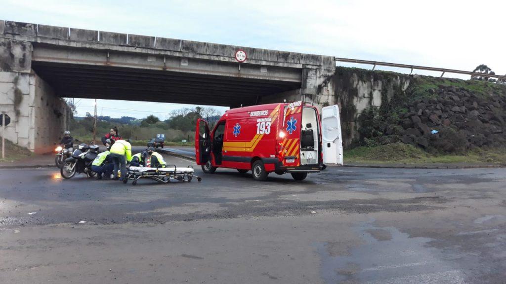 Colisão entre carro e moto deixa duas mulheres feridas em Chapecó