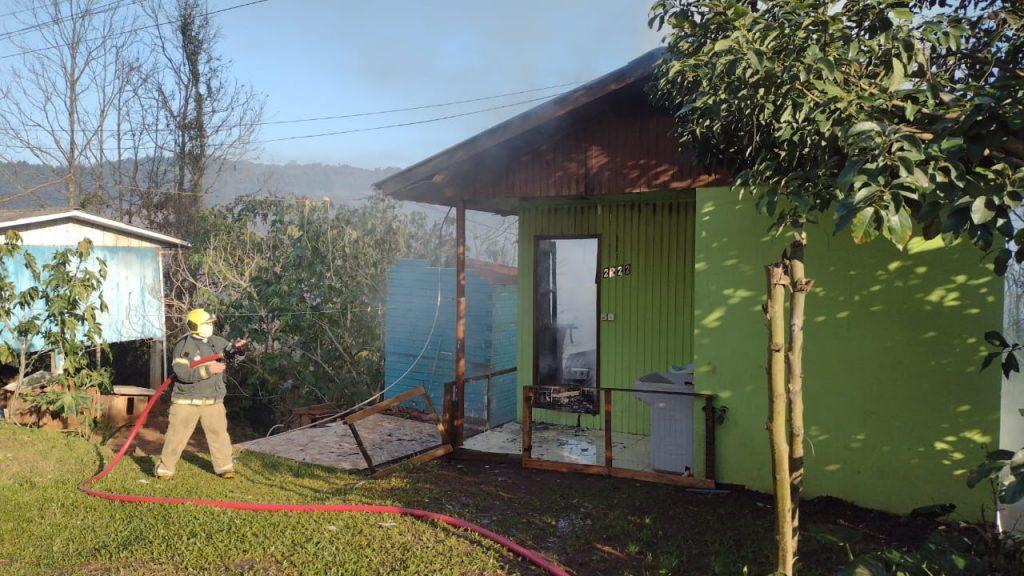 Incêndio consome residência no bairro São João em Seara