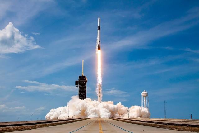 Internacional SpaceX faz primeiro voo orbital civil da história